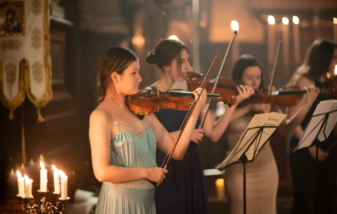3/4 Violinists in concert